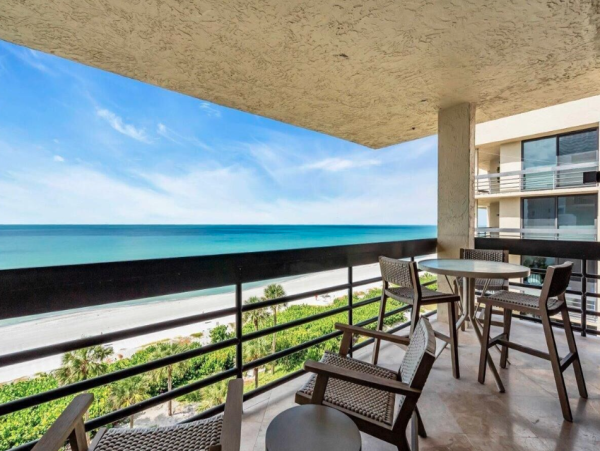 Beachfront Longboat Key Vacation Condo with Tennis Courts
